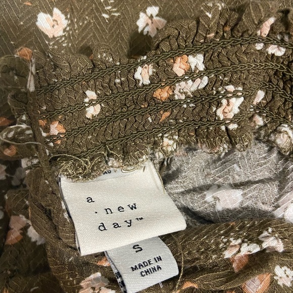 Target army green flower top Size S - Picture 3 of 3